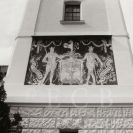 Malířství: sgrafito městského znaku od R. Kristinuse na východní stěně vodárenské věže, 1991, sbírka J. Dvořáka; SOkA.