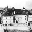 Manda: pohled z oken Justičního paláce na nábřeží Malše v roce 1903, vpravo hradební věž Manda, zbouraná 1904; sbírka J. Dvořáka; SOkA. 