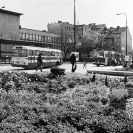 Městská hromadná doprava: autobusy značky Ikarus a Karosa na zastávce Senovážné náměstí, zachycené na snímku pravděpodobně v 80 letech. 20. století; sbírka J. Dvořáka.