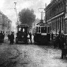 Městská hromadná doprava: hřbitovní trolejbus a městská tramvaj, asi 1910; sbírka J. Dvořáka; SOkA. 