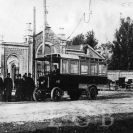 Městská hromadná doprava: první trolejbus v Českých Budějovicích jezdil ke hřbitovu svaté Otýlie, asi 1910; sbírka J. Dvořáka; SOkA. 