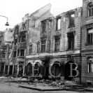 Druhá světová válka: pobořené domy po bombardování 1945 na Lannově třídě; sbírka J. Dvořáka.
