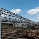 Nádraží (železniční): lávka pro pěší přes seřaďovací nádraží; foto Nebe 2020.