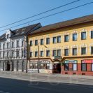 Nádražní třída: zástavba z konce 19. století naproti starému nádraží, dříve hotel U Města Budějovic a U Císaře rakouského; foto Nebe 2021.