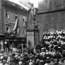 Pomníky: slavnostní odhalení sochy Jana Valeriána Jirsíka před Černou věží 1926; sbírka J. Dvořáka.