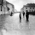 Přírodní pohromy: záplavy v Zeyerově ulici v Havlíčkově kolonii 1925; sbírka J. Dvořáka.