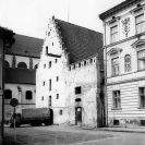 Piaristické náměstí: budova někdejší sýpky, zbrojnice, solního skladu; archiv NPÚ.
