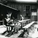 Plovárny a koupaliště: restaurace na bývalé sokolské plovárně u vltavského jezu poblíž Předního mlýna, 1922; sbírka J. Dvořáka.