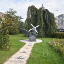 Pomníky: pomník letcům RAF, v podobě stíhačky Spitfire na Senovážném náměstí, vybudovaný v roce 2015 z iniciativy Vladimíra Vopáleckého, synovce pilota RAF; foto Nebe 2019.