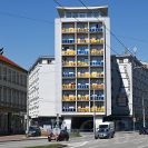 Pražské sídliště: Koldům s malými byty, kavárnou Perla, restaurací a kinem Vesmír v přízemí; foto Nebe 2023.
