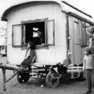 Romové: obytný vůz olašských Romů (Kladno 1959); foto E. Davidová.