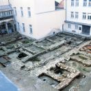 Radnice: pohled na plochu archeologického výzkumu 1996—1997; ze sbírek Jihočeského muzea v Českých Budějovicích.