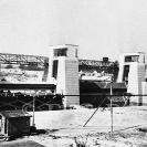 Regulace řek: stavba pohyblivého Trilčova jezu s elektrárnou u Gellertovy papírny, 1937; sbírka J. Dvořáka.