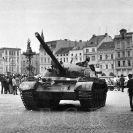 Rok 1968: tank okupační armády na českobudějovickém náměstí; sbírka J. Dvořáka.