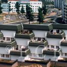 Sídliště: terasové byty společnosti Tex-color na okraji sídliště Máj, nová alternativa kombinující bydlení v rodinném domku v rámci hromadné bytové zástavby; foto O. Sepp 1998.