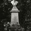 Sochařství: busta rakouského císaře Josefa II. v parku Na Sadech, v místě stávající plastiky ženy s dítětem, asi 1900, sbírka J. Dvořáka; SOkA.