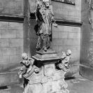 Sochařství: socha sv. Jana Nepomuckého od Leopolda Huebera z roku 1773 u kostela sv. Rodiny v ulici Karla IV., foto 1981; archiv Pavel Šafr.