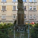 Suché Vrbné: pomník věnovaný obětem první světové války a obětem nacismu; foto Nebe 2018.