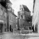 Věže: hradební věž Manda na jižním konci Kněžské ulice před 1904; ze sbírek Jihočeského muzea v Českých Budějovicích.