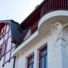 Vila Plantago: detail štukové výzdoby fasády; foto Nebe 2026.