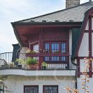 Vila Plantago: detail terasy nad průčelím do ulice; foto Nebe 2026.