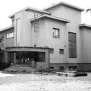 Vily: Zátkova vila v roce 1990, kdy sloužila pro potřeby Mateřské školy, vstupní schodiště; archiv NPÚ.
