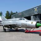 Vojenské letiště: nadzvuková stíhačka MiG-21 před dílnou; archiv LOZ České Budějovice.