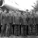 Vojenské letiště: vojáci LVO pózující před letounem MiG-15; archiv LOZ České Budějovice.