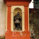 Zátkovo nábřeží: klasicistní kaplička se sochou svatého Jana Nepomuckého; foto O. Sepp 1998.