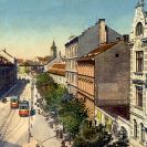 Žižkova třída: pohlednice z počátku 20. století zachycující průhled Žižkovo třídou s tehdejší tramvajovou dopravou; sbírka J. Dvořáka.
