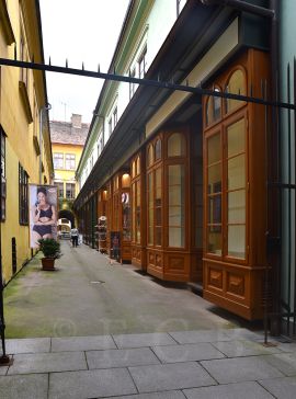 Bazar: Otevřená pasáž obchodů Bazar v roce 2019; foto Nebe 2019.