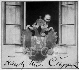 Rok 1918: F. M. Čapek shazuje rakouského orla ze staré pošty na náměstí Přemysla Otakara II. 28. 10. 1918; sbírka F. J. Čapka.