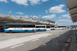 ČSAD Jihotrans: autobusy společnosti vyčkávající na nástupištích autobusového nádraží v Českých Budějovicích; foto Nebe 2020.