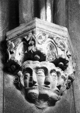Gotika: klenební konzola v boční lodi kostela Obětování Panny Marie; foto M. Tůma.
