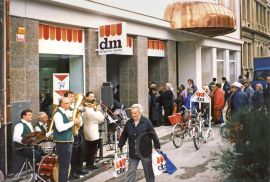 dm drogerie markt: otevření prodejny na Lannově třídě v roce 1994; archiv dm.