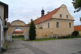 Doubravice: barokní zámek na návsi; foto K. Kuča 2005.