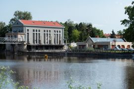 Elektrárny: Malá vodní elektrárna na Vltavě u Jiráskova jezu; foto Nebe 2020.