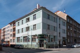 Havlíčkova kolonie: nájemní dům v Čechově ulici vystavěný Družstvem Havlíček 1932 s restaurací v přízemí, kde se odehrávaly schůze družstva; foto Nebe 2021.
