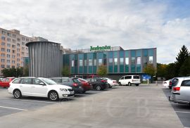 Jednota: obchodní dům Družba po přestavbě z roku 2016, slouží vedle supermarketu Trefa také jako sídlo družstva Jednota České Budějovice; foto Nebe 2019.