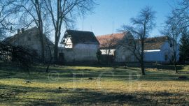 Kaliště: usedlosti na západním konci jižní strany návsi; foto K. Kuča 1998.