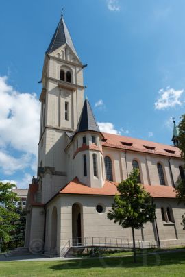 Kostel svatého Jana Nepomuckého: přední pohled z ulice Boženy Němcové; foto Nebe 2020.
