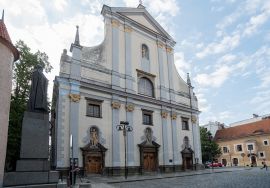 Kostel svatého Mikuláše: průčelí do ulice U Černé věže; foto Nebe 2020.