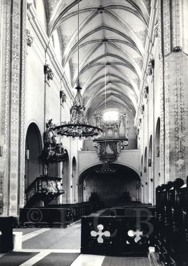 Kostely a kaple: průhled hlavní lodí kostela Obětování Panny Marie k chóru s varhanami, stav v roce 1969, foto P. Špandl; SOkA.