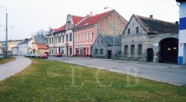 Husova třída: jihozápadní fronta domů ve Čtyřech Dvorech; foto K. Kuča 1998.