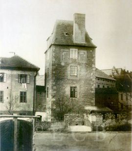 Manda: hradební věž Manda na snímku z počátku 20. století; SOkA.