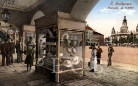 Obchod: výklad specializovaného kloboučnického obchodu na náměstí Přemysla Otakara II., 1. čtvrtina 20. století; sbírka J. Dvořáka.