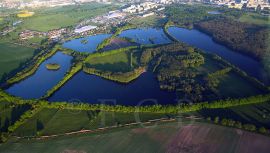 Ochrana přírody: letecký pohled na přírodní rezervaci Vrbenské rybníky; foto Z. Hanč 2011.