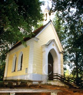 Poutě a procesí: poutní kaple Panny Marie Lurdské na Těšíně u Hrdějovic; foto O. Sepp 1998.