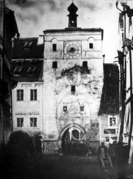 Pražská brána: pohled z Krajinské třídy, po polovině 19. století; ze sbírek Jihočeského muzea v Českých Budějovicích.