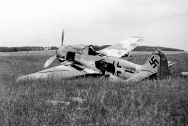 Protektorátní vojenské letiště: stíhací letoun německé Luftwaffe Messerschmitt Bf 109 na letišti v Plané; archiv LOZ České Budějovice.
